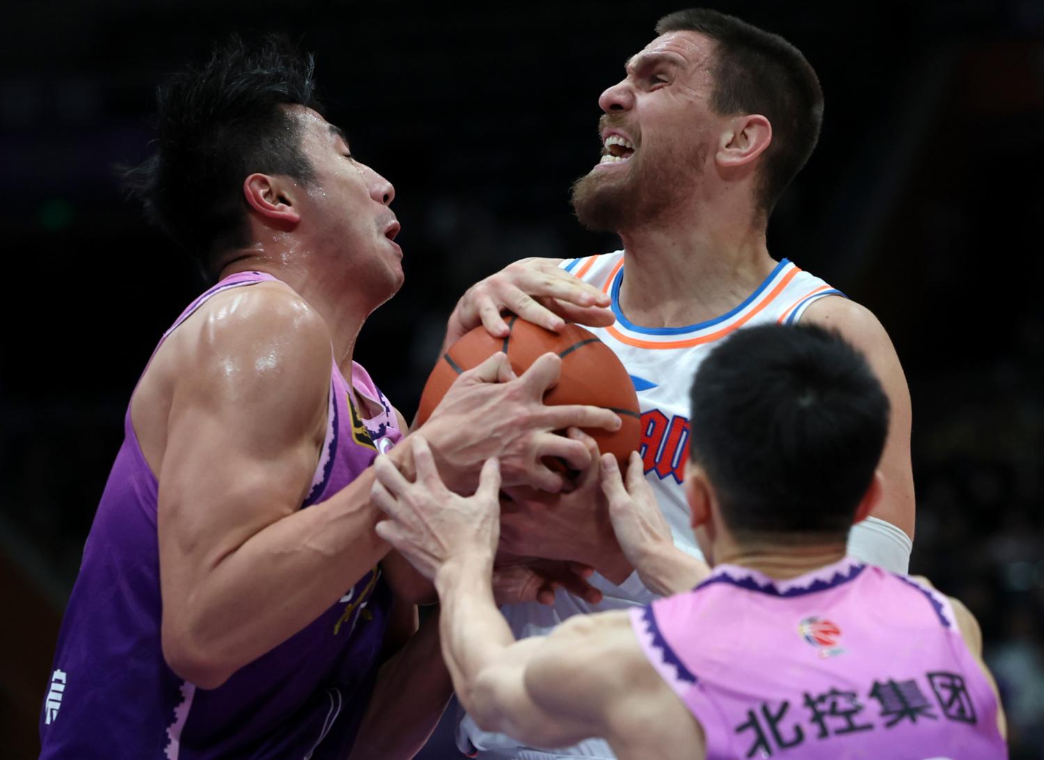 包含密尔沃基雄鹿发布备战花絮；赛前队长鼓劲；CBA季后赛任务艰巨；控场能力受关注的词条